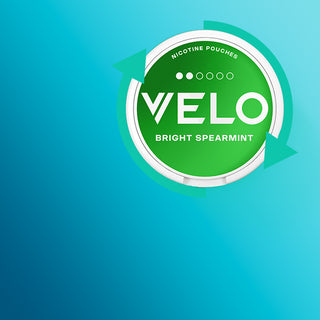 Un envase redondo verde de nicotina con la etiqueta VELO Bright Spearmint sobre un fondo azul degradado, con dos flechas turquesas rodeando el envase.