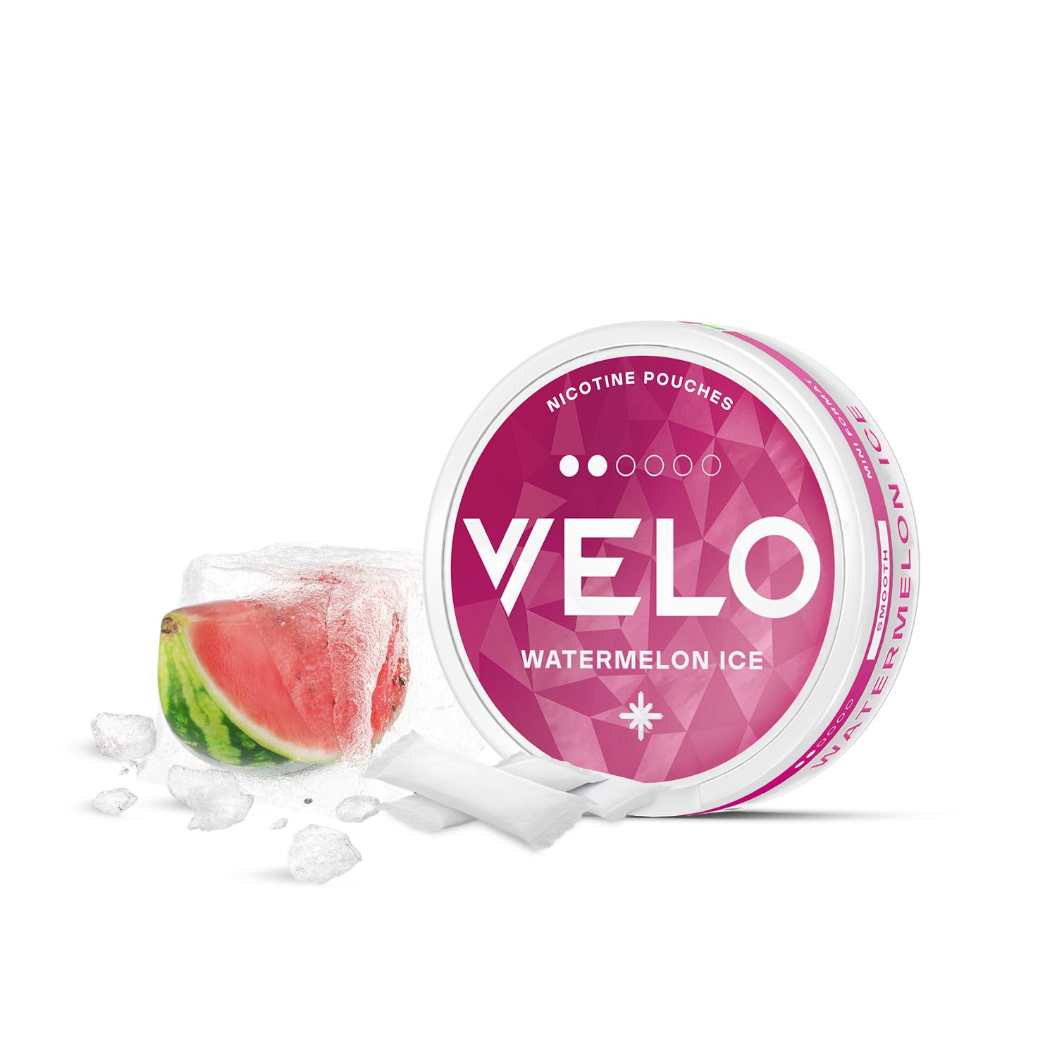 Una lata redonda blanca y rosa con la etiqueta VELO Watermelon Ice se sitúa junto a una rodaja de sandía en hielo, destacando una refrescante experiencia de nicotina con sabor a sandía entre cubitos de hielo esparcidos sobre un fondo blanco.