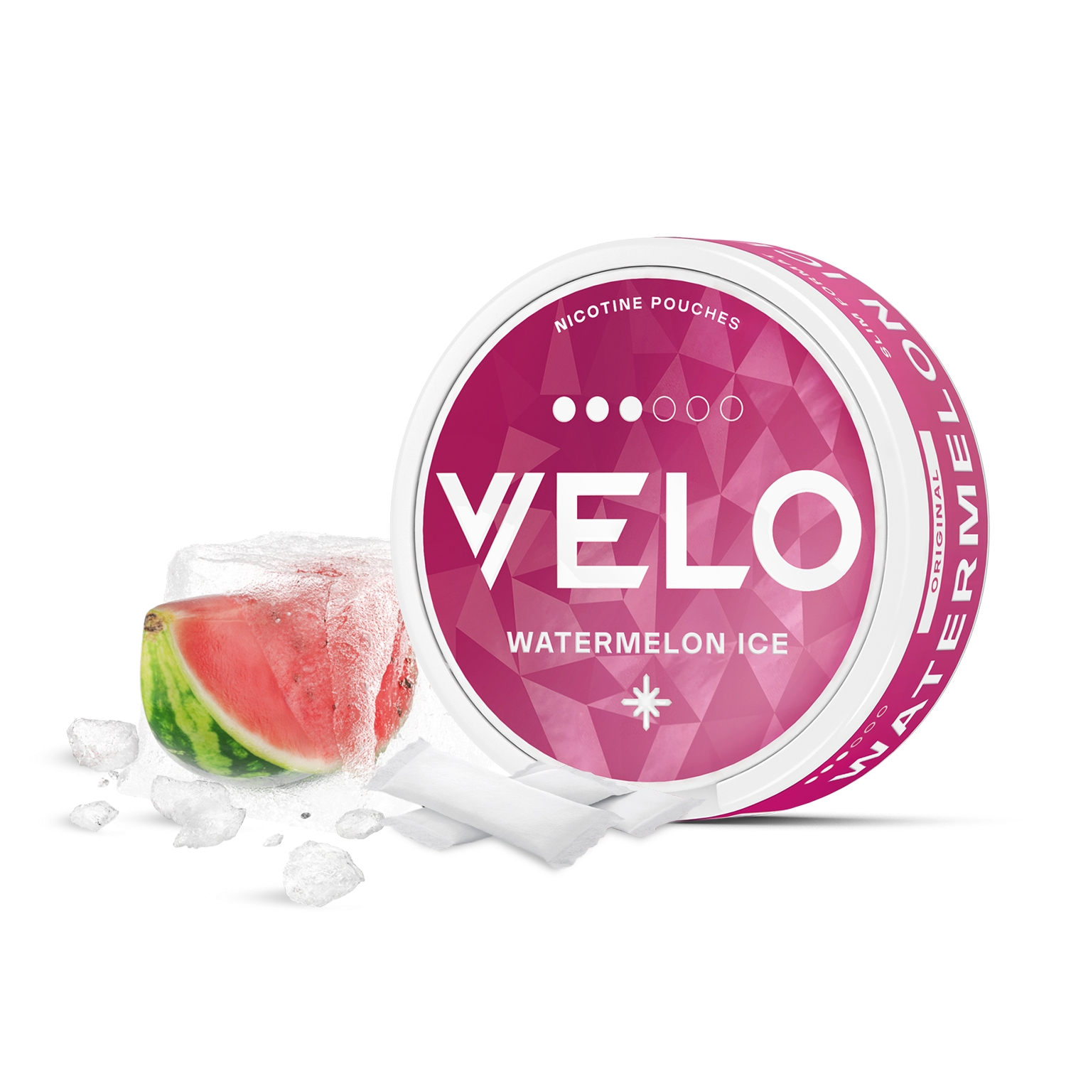 Un envase redondo de sobres de nicotina VELO Watermelon Ice se muestra con una rodaja de sandía y cubitos de hielo. Su diseño geométrico rosa y el texto blanco en negrita resaltan el refrescante sabor a sandía para una experiencia de nicotina única.