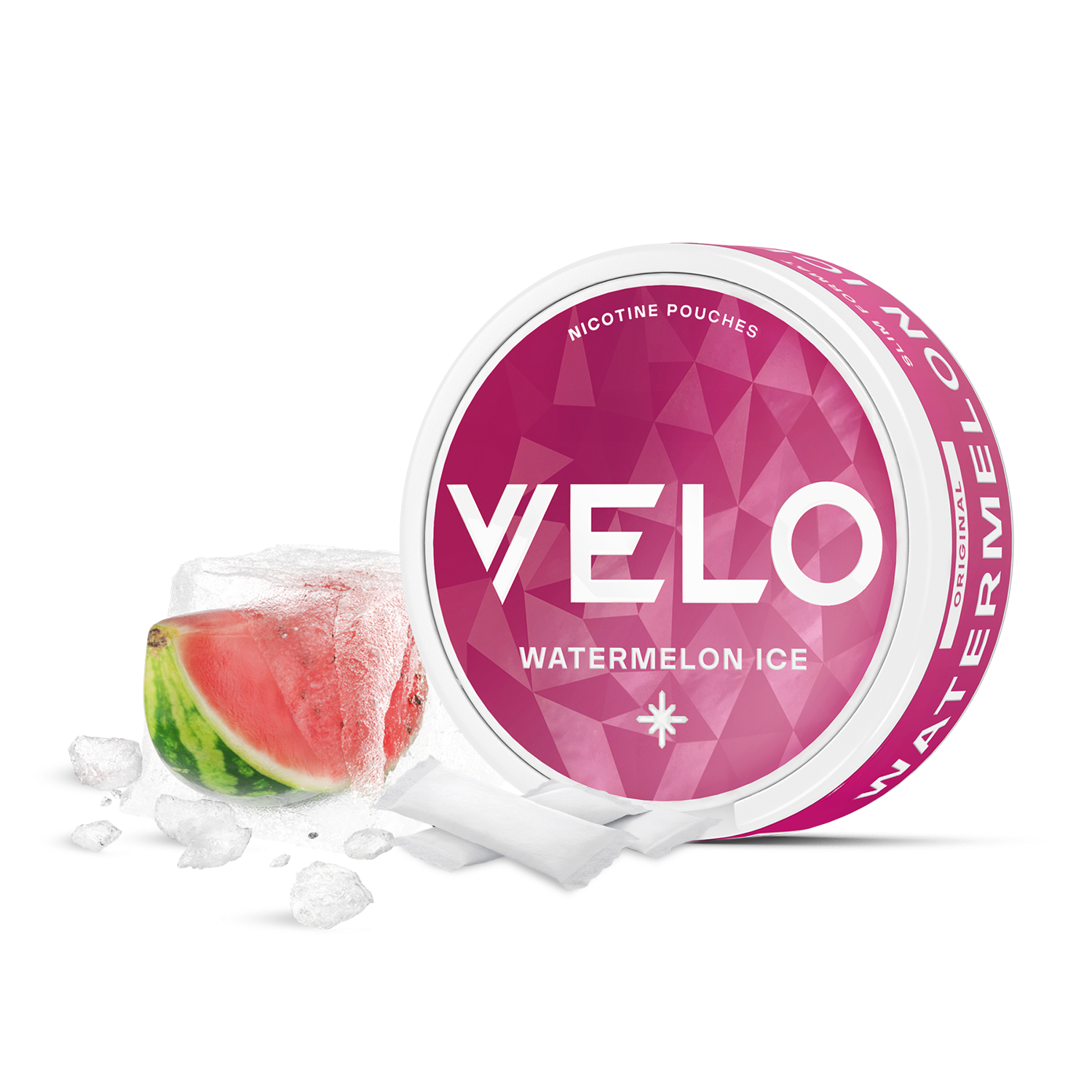 Un envase redondo de VELO Watermelon Ice junto a una rodaja de sandía con cubitos de hielo. El envase rosa, el texto en blanco y los motivos geométricos sugieren una refrescante experiencia nicotínica con sabor a sandía.