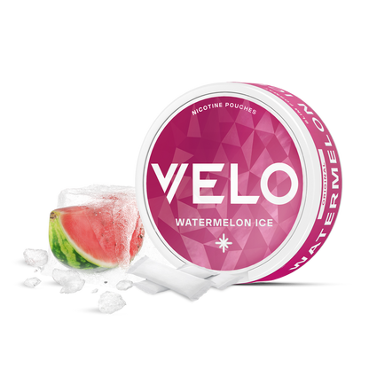 Un envase redondo de VELO Watermelon Ice junto a una rodaja de sandía con cubitos de hielo. El envase rosa, el texto en blanco y los motivos geométricos sugieren una refrescante experiencia nicotínica con sabor a sandía.