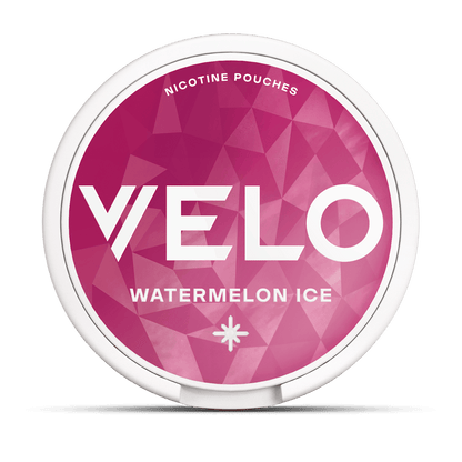 El envase redondo VELO Watermelon Ice presenta un diseño geométrico de tapa rosa y blanca con un atrevido texto en blanco, ofreciendo una experiencia de nicotina refrescante y vibrante con sabor a sandía.