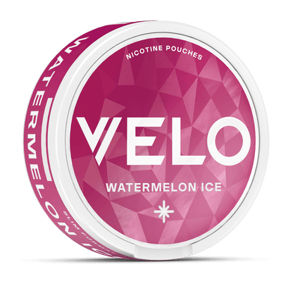 Un envase VELO redondo y blanco con la etiqueta "Watermelon Ice" presenta motivos geométricos rosas y "Nicotine Pouches" en la tapa, prometiendo una refrescante experiencia de nicotina con sabor a sandía. "Sandía" aparece en letras blancas en negrita en el lateral.