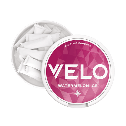 Un envase redondo blanco de VELO Watermelon Ice con una tapa parcialmente abierta muestra varias bolsitas blancas rectangulares en su interior. Disfruta una experiencia refrescante de nicotina y un intenso sabor a sandía con VELO Watermelon Ice.
