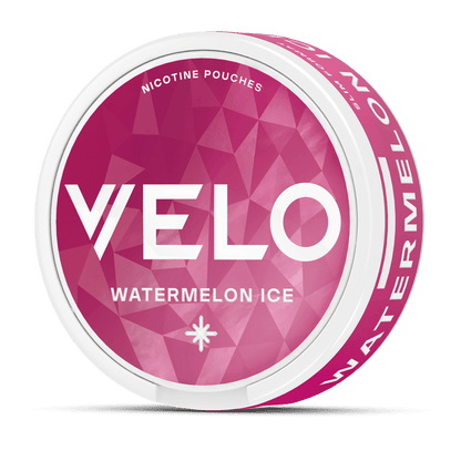 La bolsa de nicotina VELO Watermelon Ice tiene una tapa rosa con motivos geométricos, una marca blanca y un asterisco debajo del nombre del sabor, ofreciendo una refrescante experiencia de nicotina con sabor a sandía.
