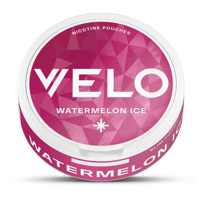 Un envase VELO redondo y rosa con la etiqueta Watermelon Ice muestra motivos geométricos y un texto blanco en negrita. Esta bolsa de nicotina ofrece un refrescante sabor a sandía con Watermelon Ice en la tapa.