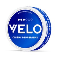 Un envase redondo azul y blanco con la etiqueta VELO Crispy Peppermint, con la inscripción Nicotine Pouches encima y puntos blancos que indican la potencia en la tapa.