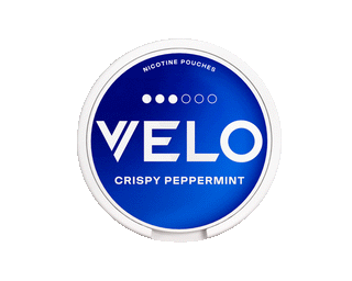 Recipiente redondo de color azul con la etiqueta VELO CRISPY PEPPERMINT y la inscripción NICOTINE POUCHES en la parte superior, sobre fondo azul claro.